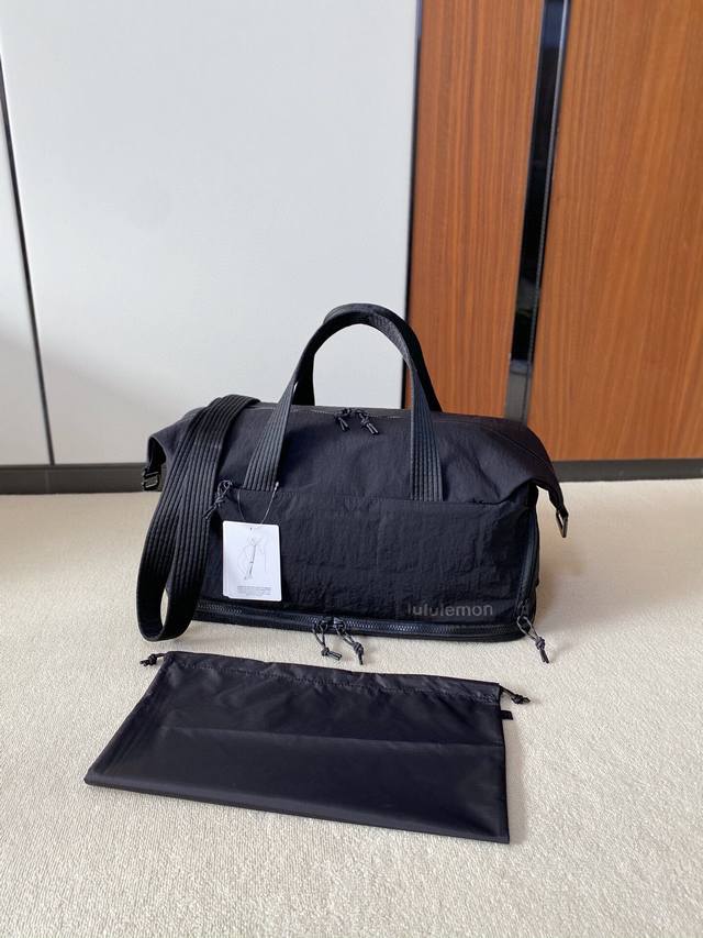 Lulu新款Gym Duffle Bag健身包 运动包可手提斜挎.搭配提手和可拆卸肩带.大容量主隔层.有独立隔层.可分别收纳鞋子和汗湿衣物.外侧鞋舱.可存放多数
