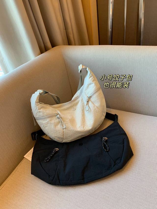 大号 小号 Lulu 露露乐蒙牛角包小号 6L 容量适中 日常出门所需都能装得下，防泼水材质，防脏面料，日常特别好打理！