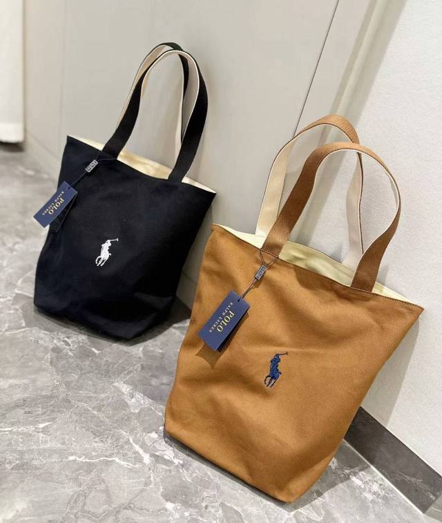 拉夫劳伦Polo Ralph Lauren 帆布单肩包Rl这款双面托特包，实用又好看！经典棕帆布很耐造，大容量超能装，日常通勤、逛街购物都好用。标志性的小马标刺