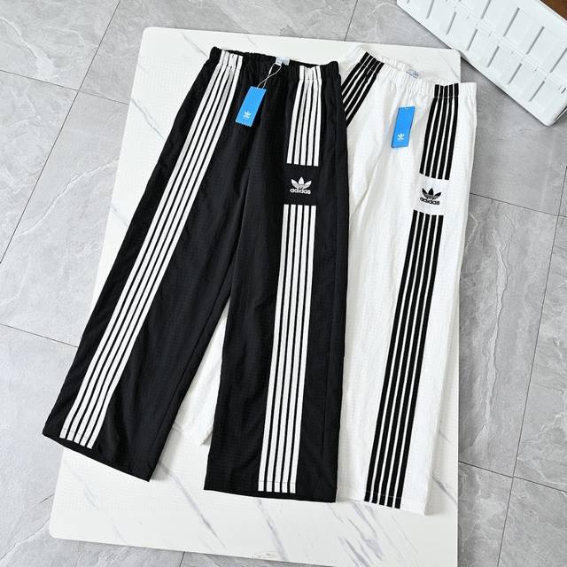 上新 阿迪达斯三叶草女款Adidas夏季新款黑色白色扭扭裤男女款三叶草薄款休闲运动女款长裤！轻量锦纶冰丝透气面料运动休闲长裤，宽松3D立体剪裁夏季必备空调裤！颜
