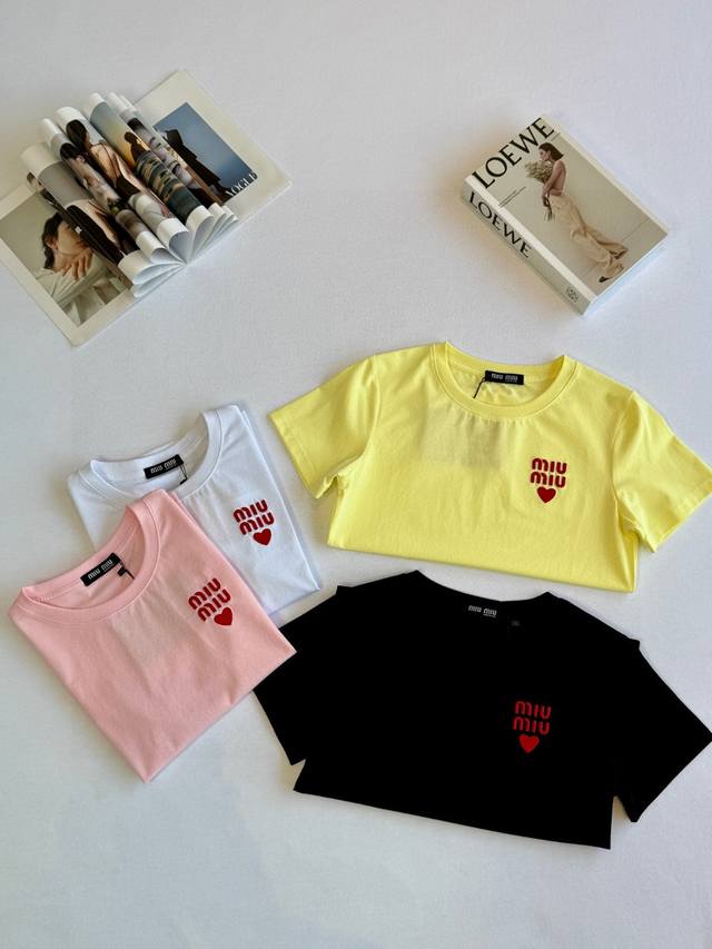 上新 女款四色经典Miumiu缪缪四色纯棉圆领T恤短袖棉面料！面料采用190G杜邦索罗娜丝光棉颜色：白色 黑色 柠檬黄 粉色尺码：M L Xl Xxl面料采用1