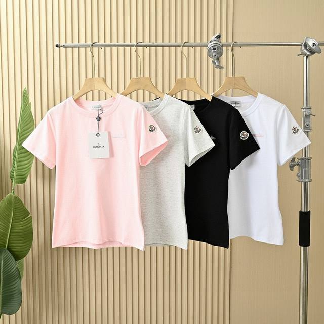 上新 蒙口Moncler女款夏季四色经典纯棉圆领T恤短袖棉面料！面料采用190G杜邦索罗娜丝光棉颜色：白色 黑色 白灰 浅粉尺码：M L Xl Xxl面料采用1