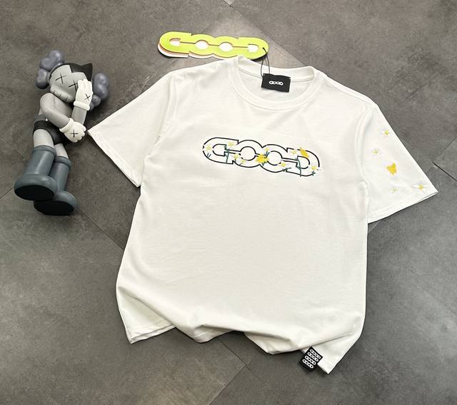 潮牌 Goodbrand花朵刺绣点缀情侣款短袖T恤！：240G双纱潮牌专用棉，纹理清晰，质感满满，同缸定染1×1无色差精密纯棉螺纹，层搭叠穿，自留好货，强烈推荐