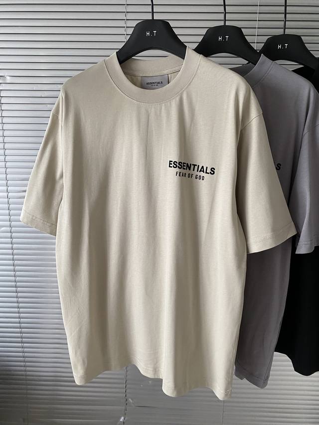 上新 ！你的衣橱基石，舒适百搭的Essential短袖就是穿搭的完美起点 纯粹舒适 精选优质棉感面料，柔软亲肤，透气自在，让身体享受“会呼吸”的日常经典廓宽恰到