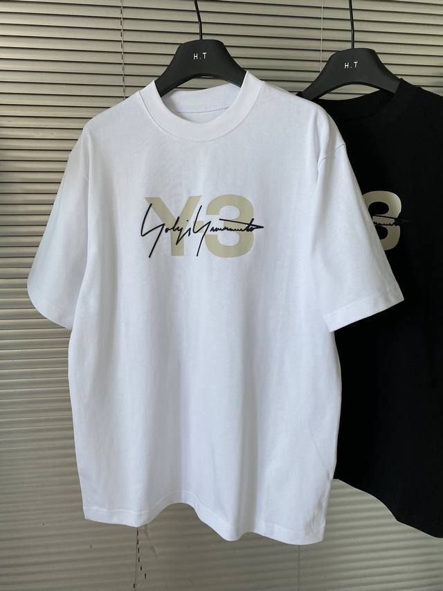 上新 ！Y-3字母Logo简约男女同款短袖字母Logo+立体硅胶签名贴肤舒适，耐看又好穿，经典简约Logo设计，原厂工艺一丝不苟，型男必备单品短袖不在千篇一律的