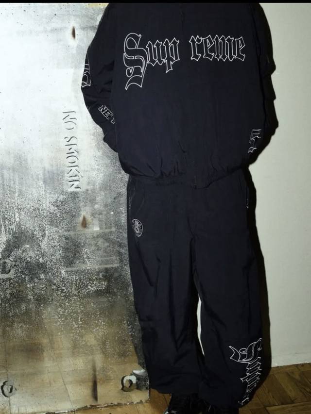 Supreme Ss25 Week12 Old English Track Pant 裤腿刺绣图案宽松美式潮流运动裤休闲裤 男女同款原版购入开发 衣身重工多处刺