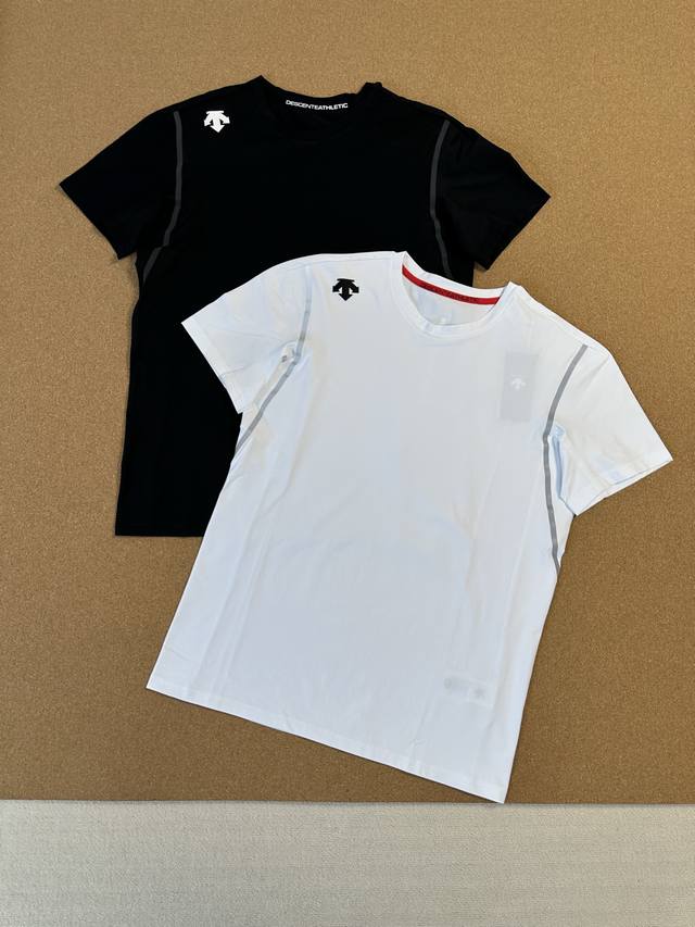 供 迪桑特Descente 时尚百搭印花Logo套头圆领宽松休闲纯色短袖T恤 男女同款 颜色：黑色 白色尺码：M-3Xl迪桑特Descente作为运动领域的佼佼