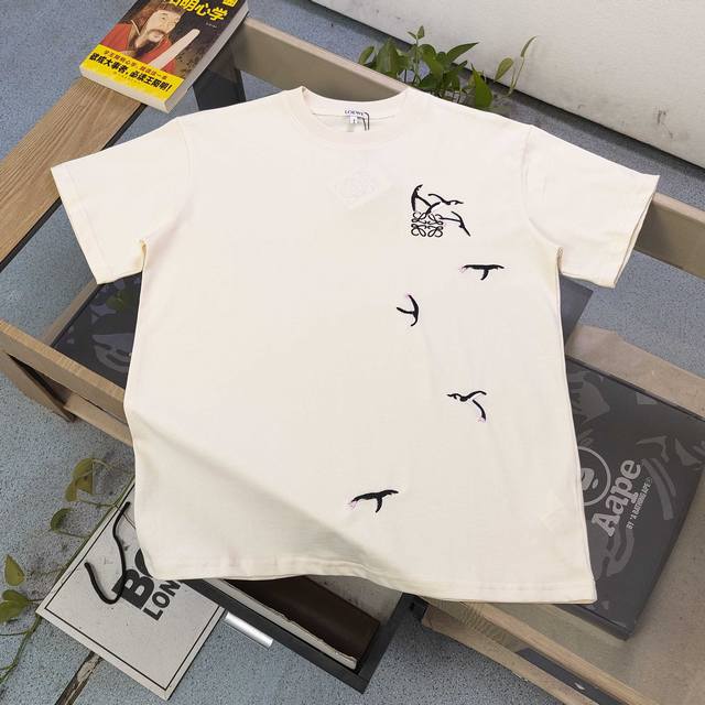 特价 黑色Xs1 S1 款号：Zga016 高版本2025新款Loewe罗意威刺绣报喜鸟图案Logo绣花休闲情侣宽松短袖T恤，独一无二的活性环保面料染色，进口田