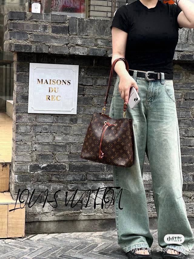 Lv Neonoe 水桶包对于喜欢包包的女生来说，拥有一款大牌经典款是非常值得骄傲的事，但是大牌经典款哪能是你想买就能买到的，比如Lv的 Neonoe水桶包被称
