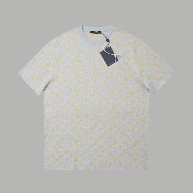 顶级版本Lv Monogram 短袖圆领衫本款圆领衫取材柔软棉布，可为夏日造型注入缤纷活力。全幅Monogram Glow提花与素雅背景碰撞色彩反差，令 Mon