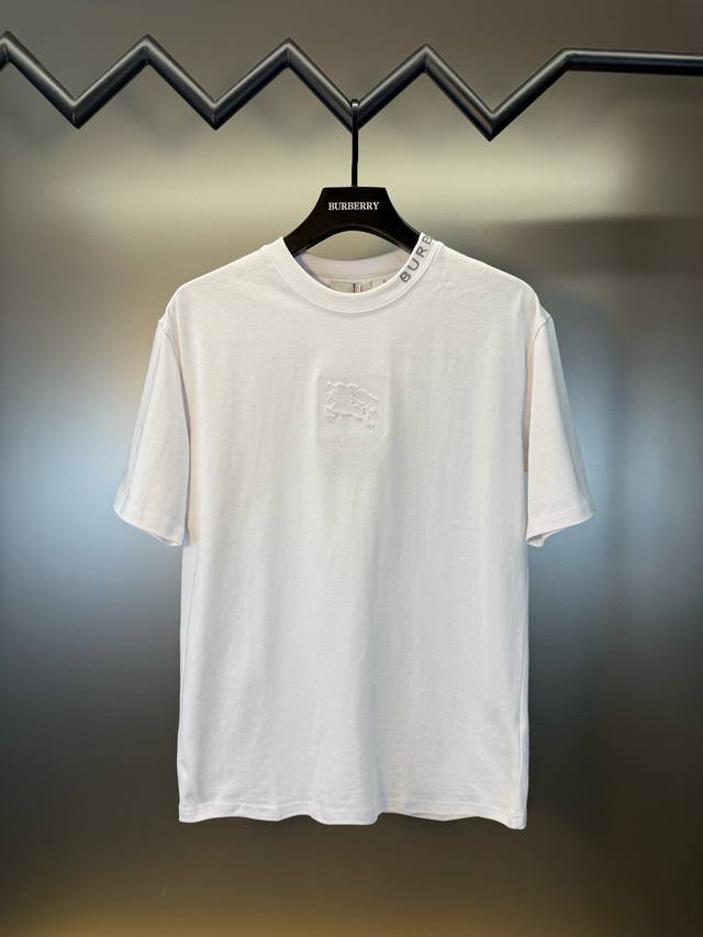 顶级代购版本★Burberry巴宝莉Ss25春夏新款小标刺绣字母短袖T恤品牌新元素前幅字母立体压花设计～面料上身舒适透气，不僵硬，时尚简约宽松版型 采用高定定制