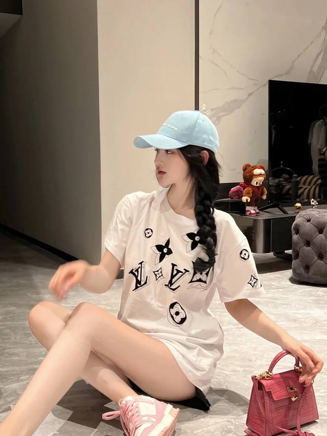 Lv驴家新款老花前后重影Logo短袖T恤被这件重影T狠狠迷住又甜又少女～真的一眼就爱上 清冷感拉满的纯白Tee前后重影老花Logo高级感这一块拉满啦纯棉260G
