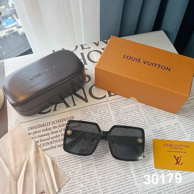 Lv30179#女士偏光太阳镜 Lv女士大框太阳镜 大标款洋气的不行，上街绝对的亮点[机智]造型更是显脸小，显气质！！造型更是显脸小，显气质！不仅适合平时遮太阳