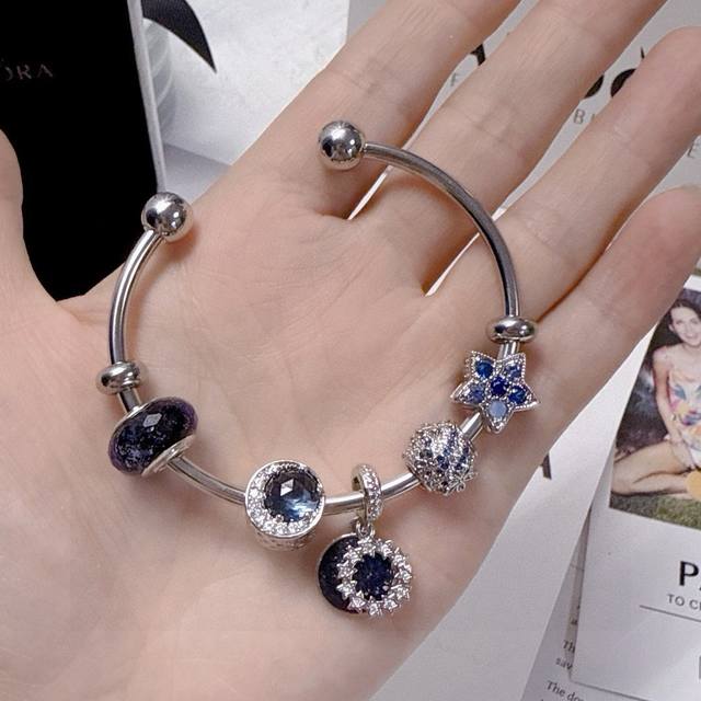 Pandora 潘多拉蓝色五角星开口手镯每颗珠子都代表着幸运和希望，以美丽的方式捕捉生命中的难忘时刻，获得了世界各地消费者的青睐。精湛的工艺巧妙融合在饰品造型之