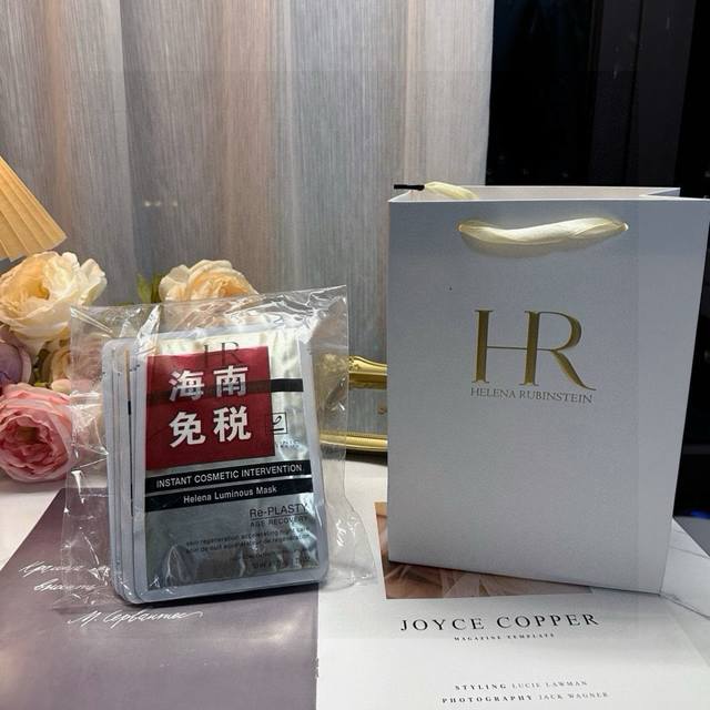 海南免税赫莲娜Hr修复面膜十片装］配手提袋 贵妇级别打开膜布是超级薄很服站的质地，精华不是粘稠的，是那种流动性很强的水状精华，上脸瞬问感觉到清凉，整个皮肤得到了