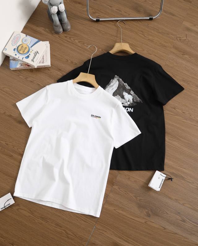 上新 品牌：萨洛蒙 Salomon尺码：M-L-Xl-Xxl-Xxxl颜色：白色-黑色类型：男士运动速干T恤材质：260克高克重运动户外科技棉领型：正肩款圆领袖
