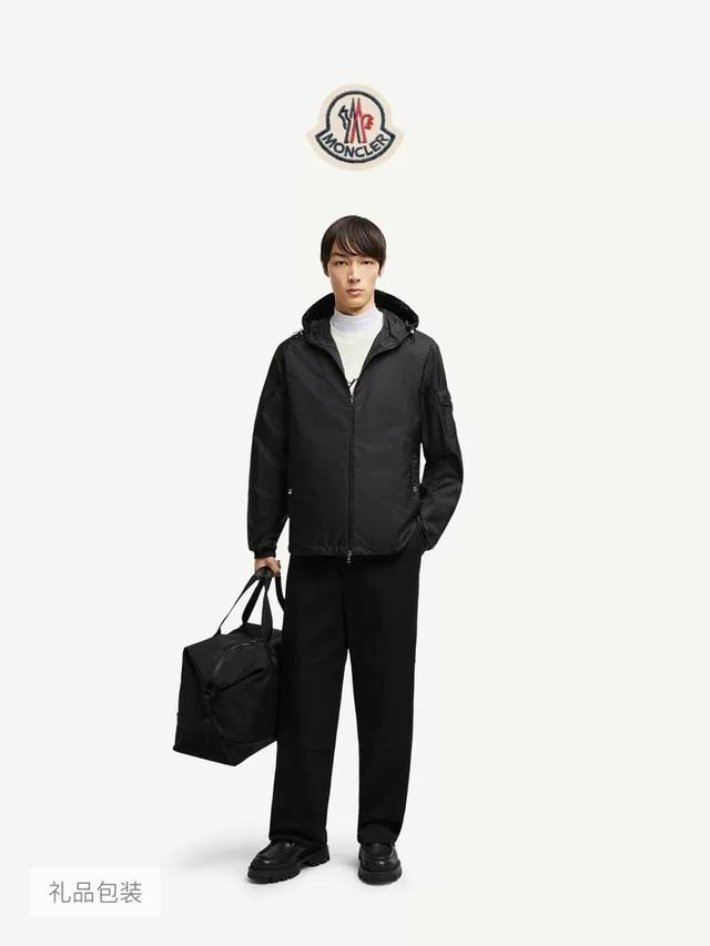 Moncler Etiache男士连帽皮肤衣 都市与户外的双重防护，演绎低调奢华 科技面料加持：采用紧致纳米科技功能性面料，兼具防风、防雨、透气、耐磨特性，满足