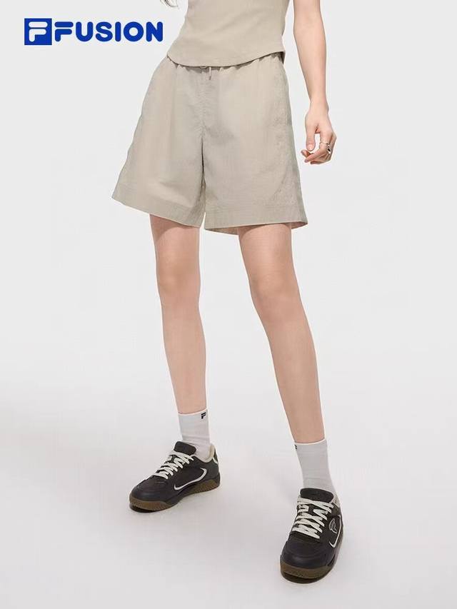 Fila Fusion斐乐潮牌梭织短裤女2025初秋新款时尚休闲宽松短裤立体Logo印花短裤，管网同款，三标齐全！当下最就行的米灰色调，出街运动都方便，功能性与