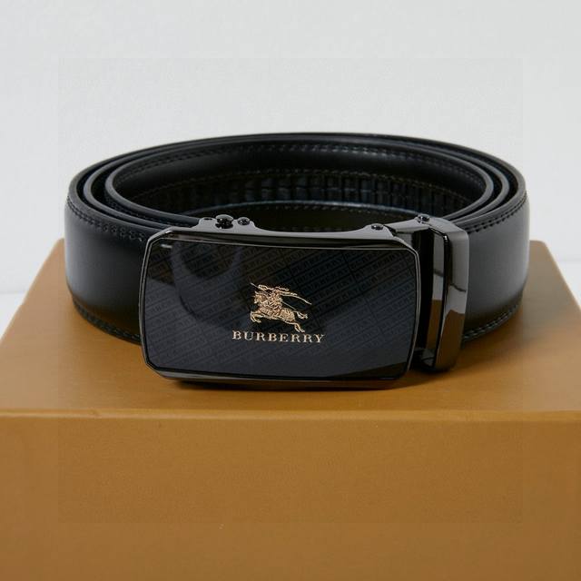 原单巴宝莉Burberry反光亮面自动平滑扣高品质皮带 话不多说 直接看实拍图 真的超有质感 好东西不是靠嘴说的哈 巴宝莉独特的气场 标准的方框造型设计 真的是