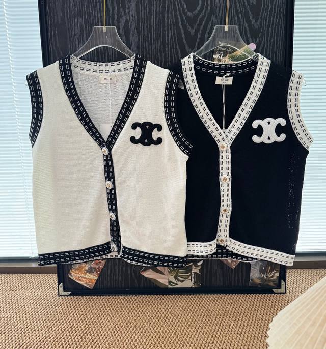 价格P： 品名：Celin* 凯旋门气质黑白撞色V领薄款针织马甲尺码：M.L颜色：黑色 白色经典黑白配色，永不过时的时尚密码。V领设计超贴心，完美修饰颈部线条，