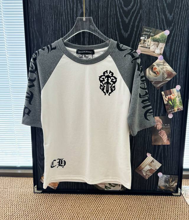价格P： 品名：Ch克罗*新款藤蔓宝剑半袖修身T恤尺码：S.M.L颜色：白灰色氛围感很足的一款单品，经典梵文印花，胸前藤蔓宝剑。上身真的好酷，显瘦显身材～随意搭