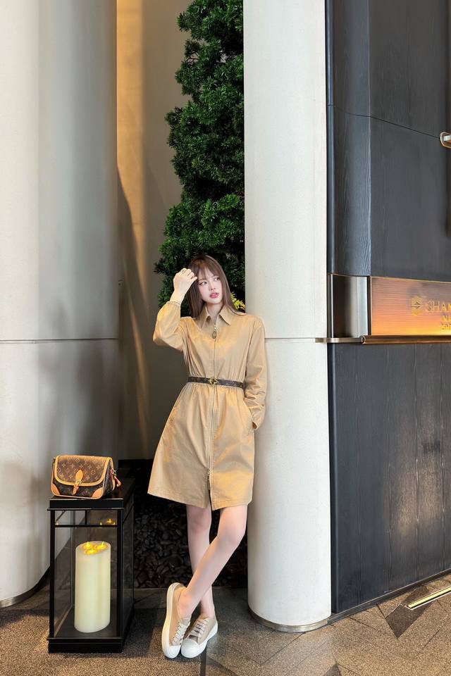 上新 配腰带 Lv 驴 卡其色翻领长袖连衣裙 袖口松紧设计真的超级遮手臂肉肉 配有老花皮革腰带收腰点缀 后背拼接老花面料～颜色：卡其色码数：S M Ls码推荐：