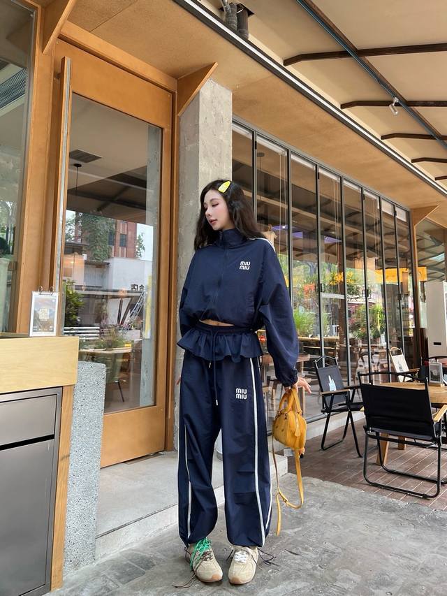 上新 Miumi* 缪缪 25Ss最新款休闲套装一套上身完美优雅时髦感 毫无搭配烦恼 轻松拥有长腿比例感 显高不压身 日常约会逛街绝绝子的一套 秒抬气质颜色：蓝