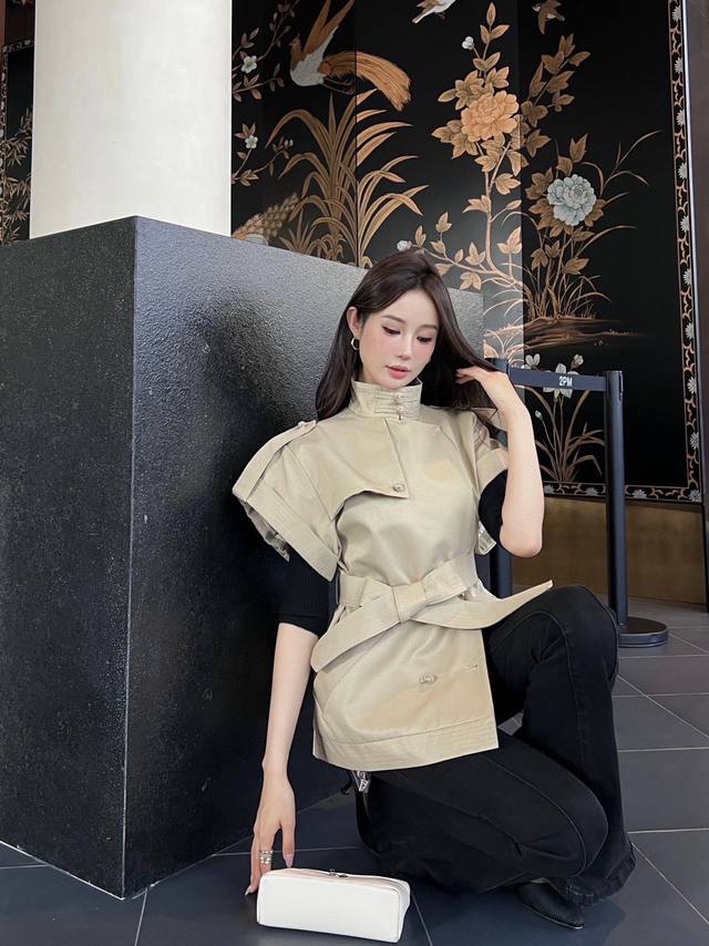 上新 Dio* 迪奥 25Ss早秋新品经典双排扣短袖风衣外套宽松版型自带飒爽气质 卷边袖设计遮手臂肉又修饰肩线 定制风衣面料质感高级 廓形感恰到好处 知性优雅通