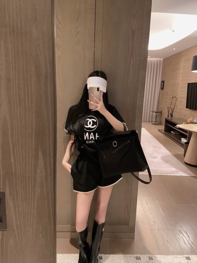 上新 Chane* 小香定位印花短袖短裤套装颜色：黑色白色灰色码数：S M Ls码推荐： 80~ M码推荐： ～115L 码推荐： 115～135