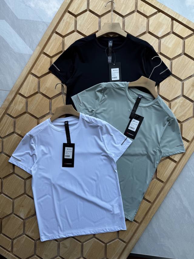 Lululemon最新款全激光打孔超透气裸干冰丝健身运动T恤10000+激光打孔透气系统！冰感十足！快速吸湿排汗，速干透气！极速降温！手感细腻！亲肤舒适！弹力十