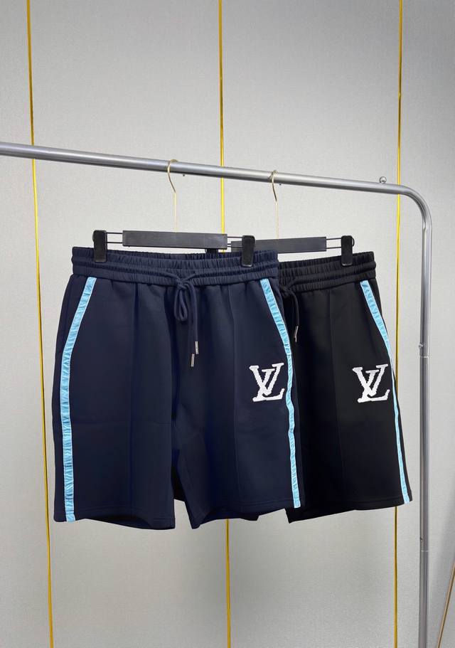 供 Lv路易威登2025Ss夏款刺绣L字母Logo休闲短裤原版面料高版本高品质 网红明星同款定制双侧彩色织条标志！质感舒适度都是拉满的 上身简约百搭手感非常舒服