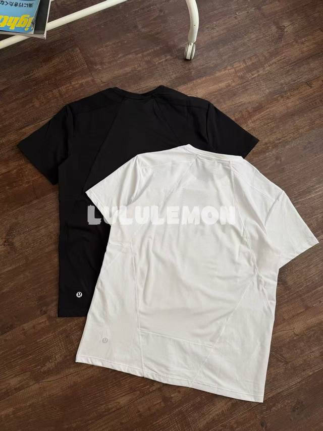 Lululemon网眼拼接功能T恤吸湿速干弹力户外春夏季线上400+两种面料拼接设计！整体后背X部位网眼透气面料拼接胸部无痕弹力速干面料！快速吸湿排汗，保持身体