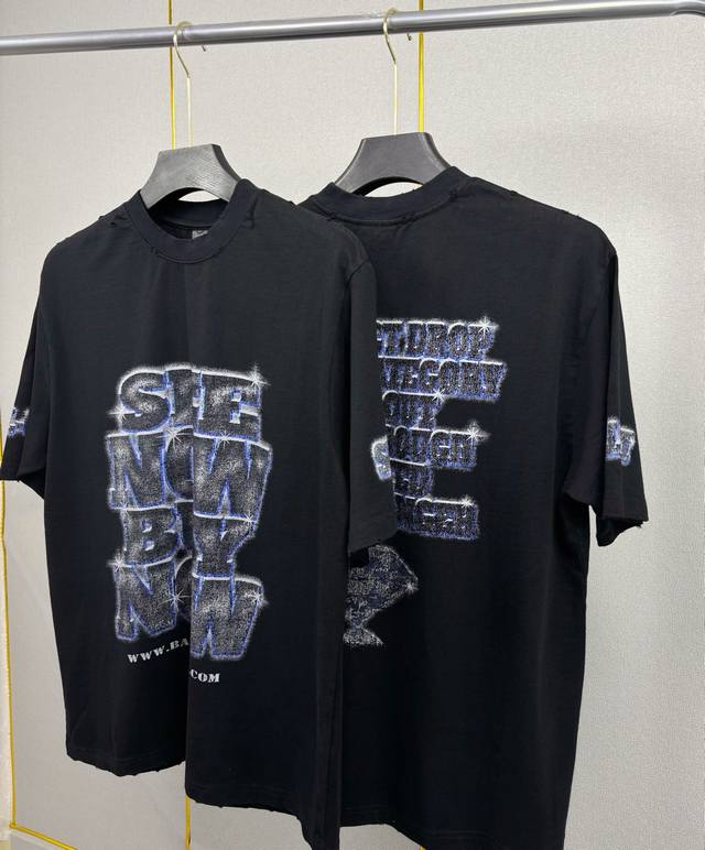 供 最新2025Ssbalenciaga 巴黎世家 新款钻石字母直喷印花水洗做旧圆领T恤 爆款推荐高货高版本高品质原版面料 网红明星同款 300G高克重 32支