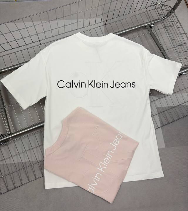 供 顶级Calvin Klein 男女浮雕短袖T恤，休闲上衣！260克重磅棉，情侣同款260G高克重莱卡面料质感非常细腻 手感柔软平滑 弹性最好 穿着舒适 体贴