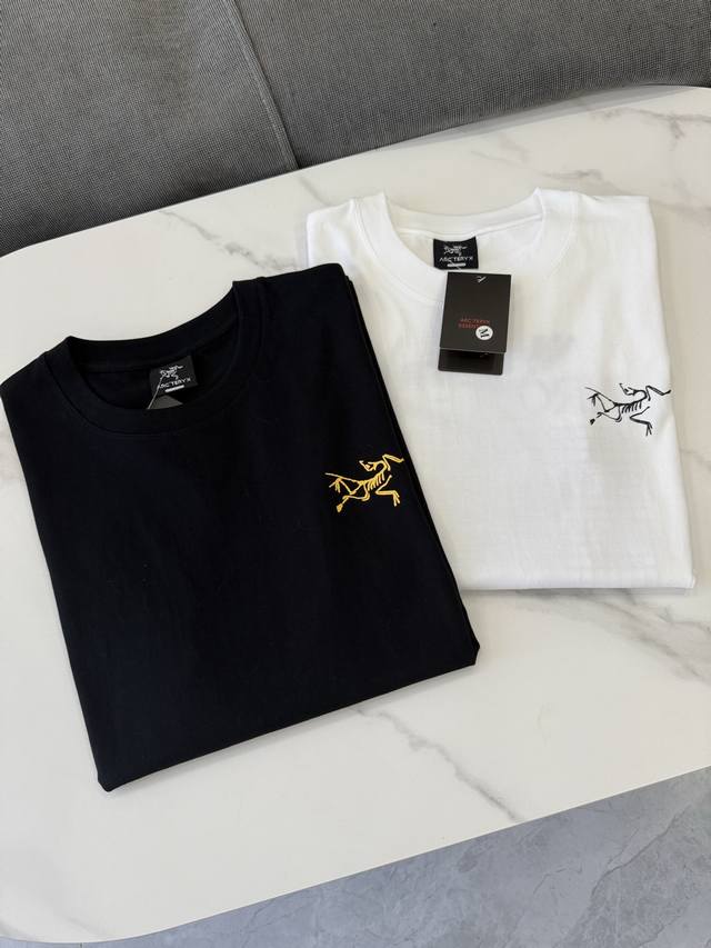 上新 Arcteryx 始祖鸟25Ss龙年限定款后背大Logo情侣款短袖T恤，最火的鸟家系列，你值得拥有绝佳夏季穿搭必备单品 经典百搭永不过时系列，男女同款 情