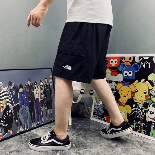 The North Face北面舒适多口袋户外工装风大爆款立体胶印短裤男女同款独有标志已经成为一个文化的符号 刻入对潮流极致追求的人心中 此款短裤在休闲风格的基