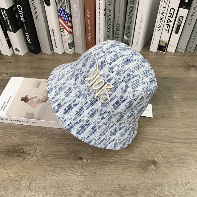 9616# #Dior迪奥满Logo蓝色渔夫帽男女休闲显脸小帽子百搭#均码颜色：蓝色