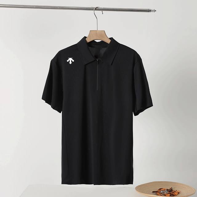 Descente 迪桑特25年夏季新品男士翻领速干吸湿运动抗菌Polo衫立体切割剪裁 经典Polo领半拉链工装风设计，打破常规翻领，穿出不一样的感觉！特定凉感科