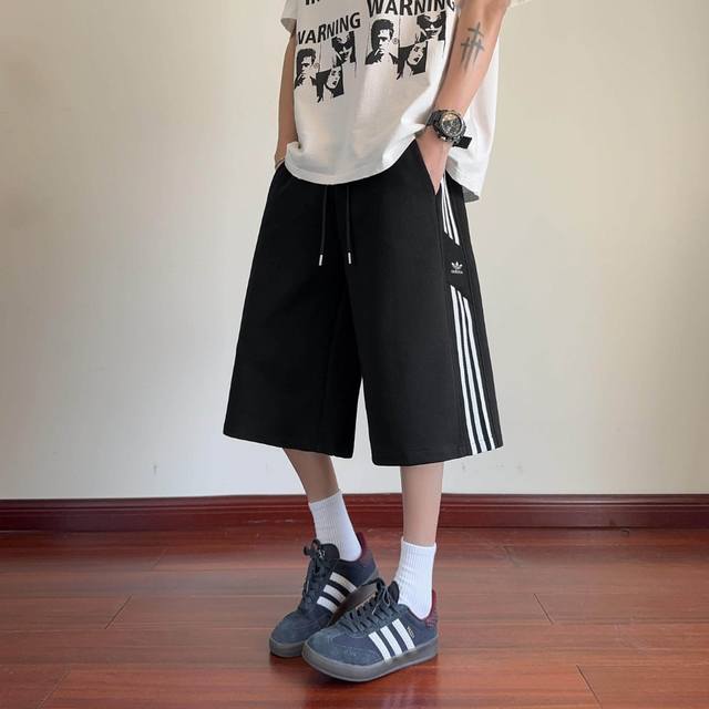 三叶草25Ss高品质新款三色三条杠夏款七分裤 裤子版型宽松 细节完美 采用梭织面料耐磨耐脏 立体裁剪宽松版型 进口印花反复水洗不会开裂脱落，男女同款情侣款颜色: