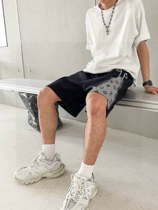 高品质 品名： Lv-23Ss 夏新款剪刀柳丁 印花休闲宽松阔腿抽绳松紧短裤面料：双面针织颜色： 黑色尺码M-L-Xl 腰围 臀围 裤长 M 70 110 48