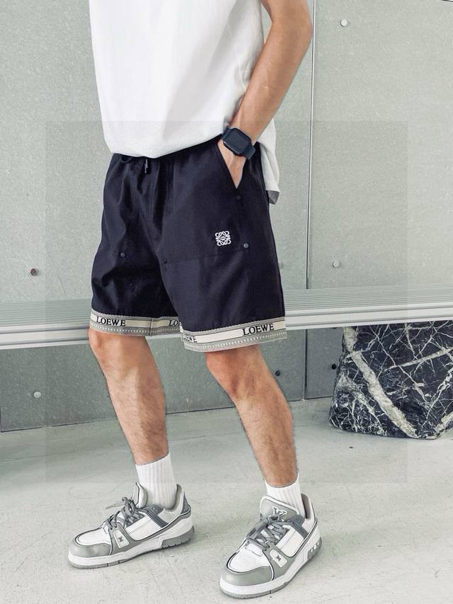 品名：罗意威 Lo&We 23Ss 织带拼接柳丁针织刺绣Logo短裤五分裤面料：梭支颜色： 黑色尺码M-L-Xl 腰围 臀围 裤长 M 70 110 46L 7