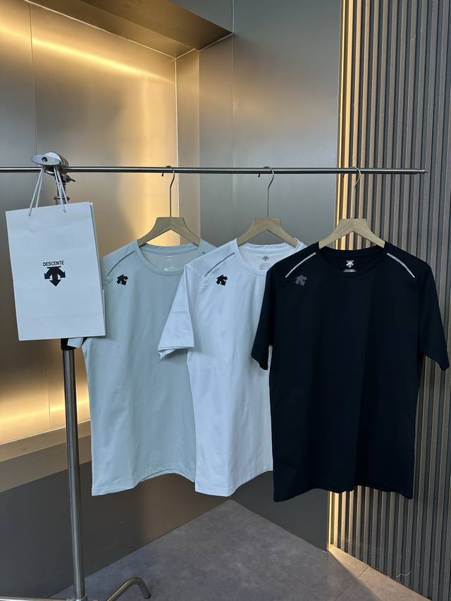 Descente 迪桑特2025夏季新款拼接半拉速干T恤-Color：黑色 白色 浅灰 -Size：M L Xl 2Xl 3Xl 4Xl 5Xl 三色齐发，肩部