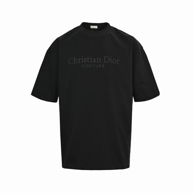 Dior 迪奥 25Ss 大字母压胶新花短袖面料采用定制240G 26支特滑双股精棉平纹高密无尘全棉布料。前幅高密度加厚，走线平整，代工品质，全套定制辅料。Si