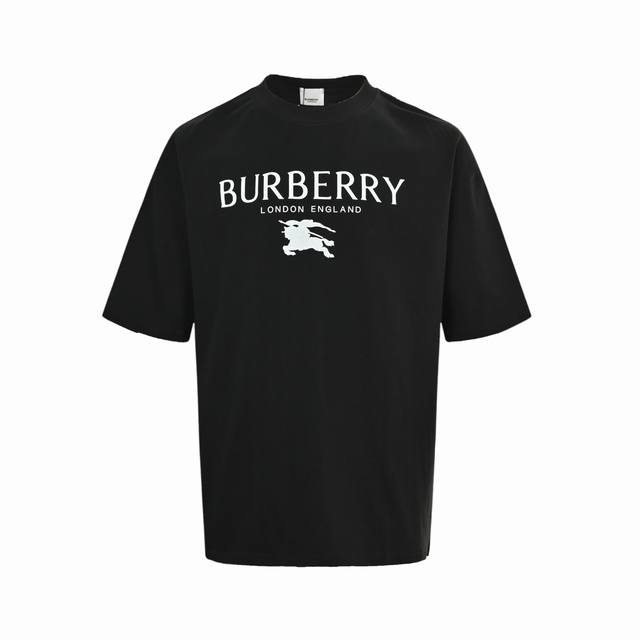 Burberry 巴宝莉 25Ss 小战马新花短袖面料采用定制240G 26支特滑双股精棉平纹高密无尘全棉布料。前幅高密度加厚，走线平整，代工品质，全套定制辅料
