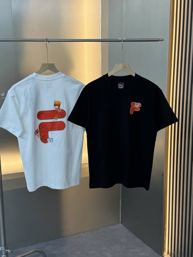 Fila 斐乐 25年夏季款圆领半袖T恤-Color：黑色 白色-Size：M L Xl 2Xl 3Xl 选用优质纯棉面料，质地柔软亲肤，透气性绝佳，夏日穿着干