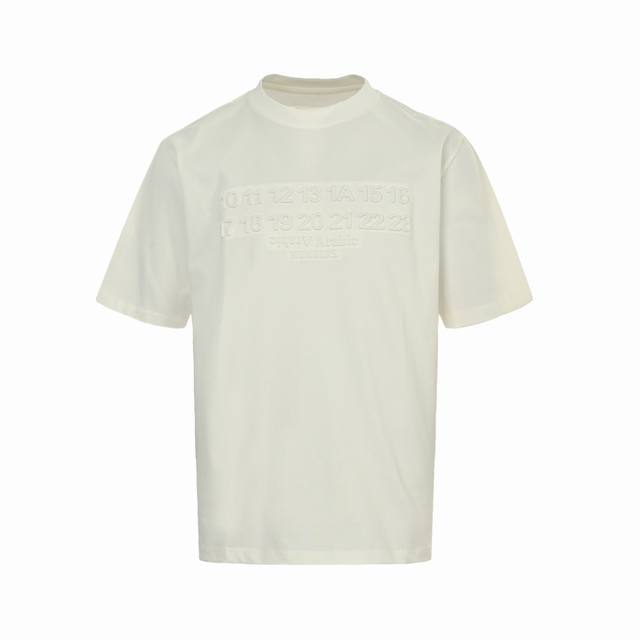 Maison Margiela 马吉拉 25Ss 浮雕字母短袖面料定织定染280G32支双纱面料，宽幅领口螺纹300G1*1全棉螺纹，久穿不变形，面料从买纱纺织