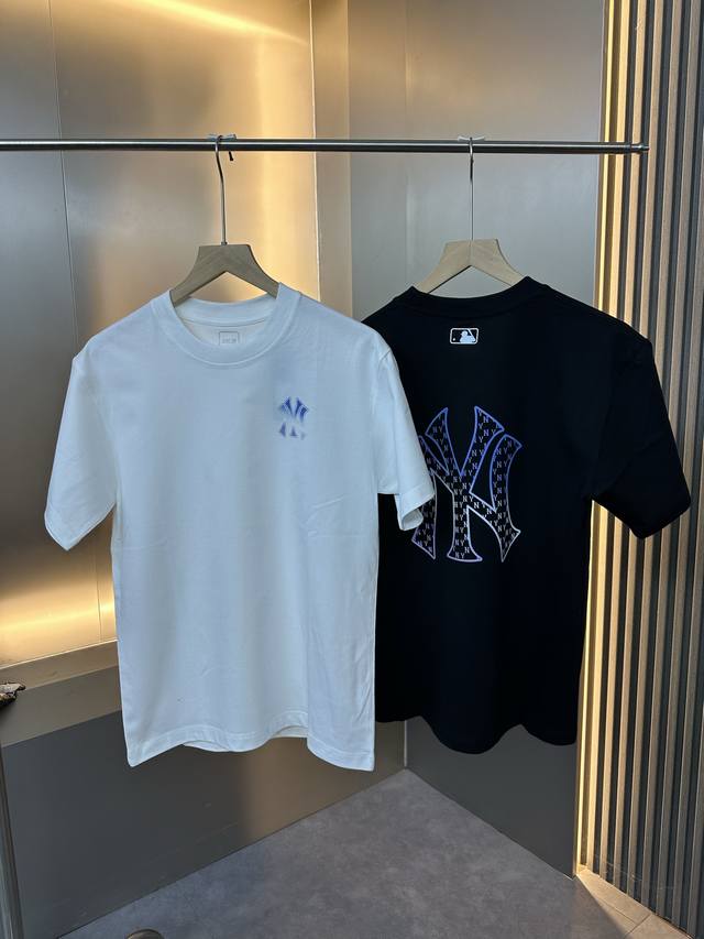 Mlb 洋基队 25年夏季款圆领半袖T恤-Color：黑色 白色-Size：M L Xl 2Xl 3Xl 选用优质纯棉面料，质地柔软亲肤，透气性绝佳，夏日穿着干