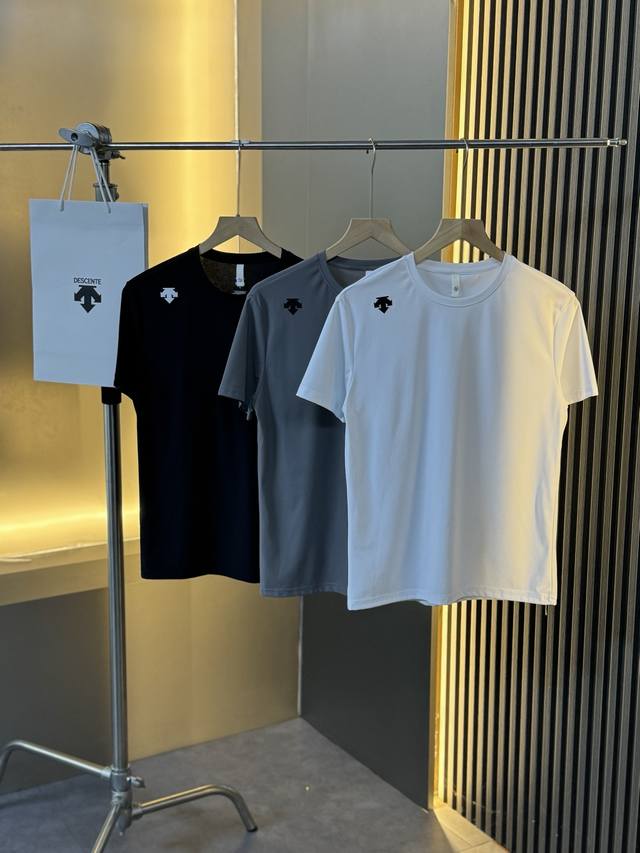 Descente 迪桑特 2025夏季新款男士休闲户外速干短袖T恤-Color：黑色 白色 灰色-Size：M L Xl 2Xl 3Xl 4Xl 三色齐发，顶级