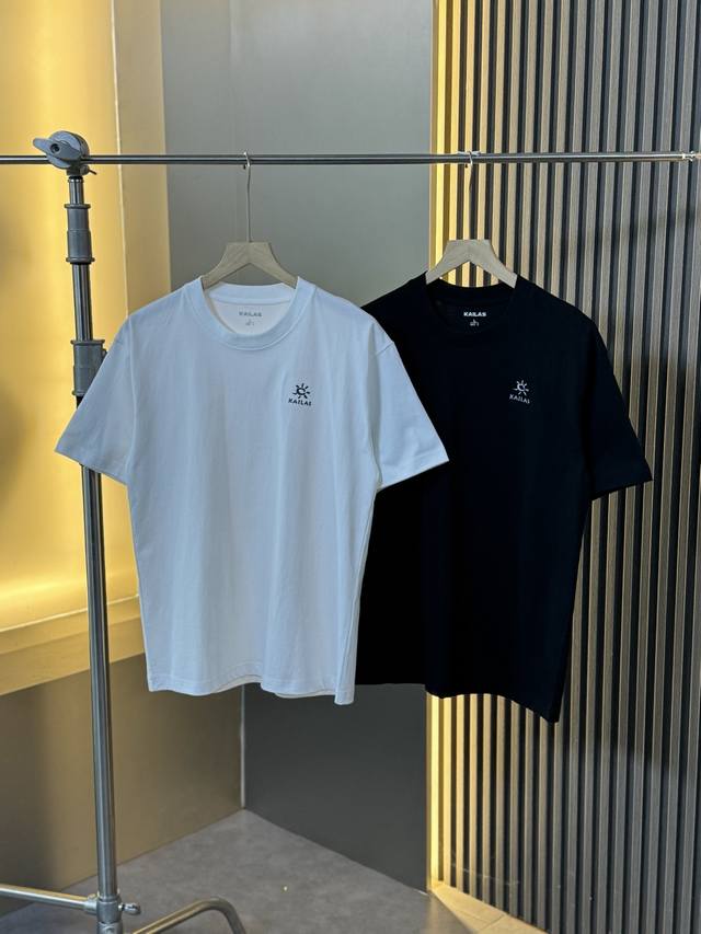 Kailas-凯乐石 2025夏季新款胸前刺绣圆领短袖男女同款-Color：黑色 白色 -Size： M L Xl 2Xl 3Xl 经典黑白配色，肩部与袖标独有