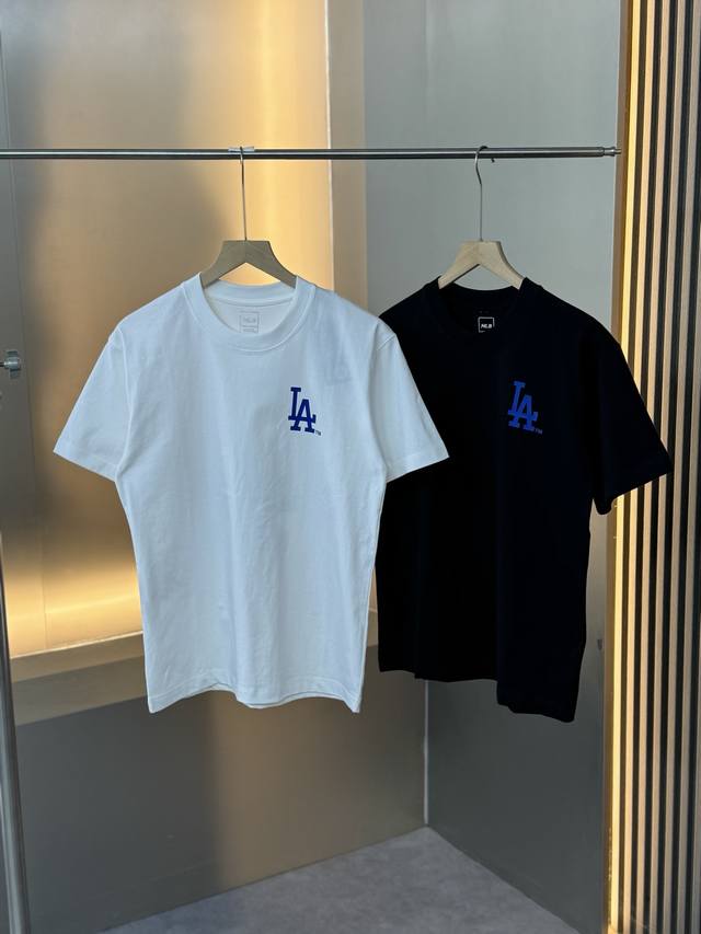 Mlb Los Angele洋基队 25年夏季款圆领半袖T恤-Color：黑色 白色-Size：M L Xl 2Xl 3Xl 选用优质纯棉面料，质地柔软亲肤，透